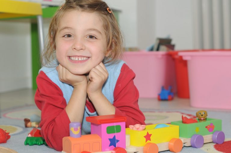 Kind im Zahnarzt Warteraum der Zahnputzschule